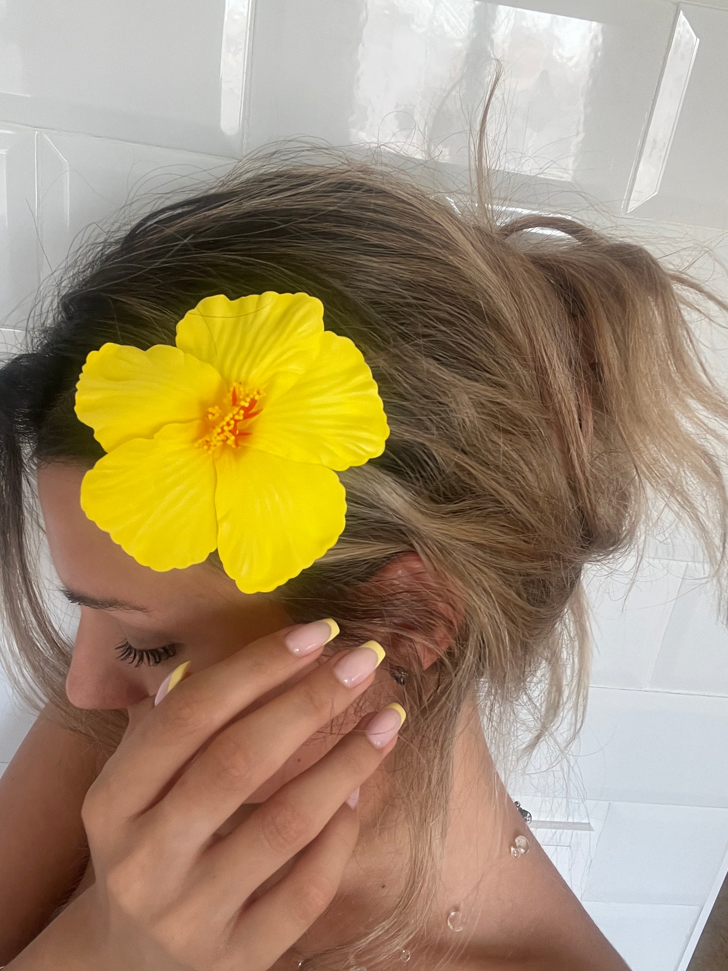 Close-up of bold floral hair clip in sunlit blonde hair – Luzé