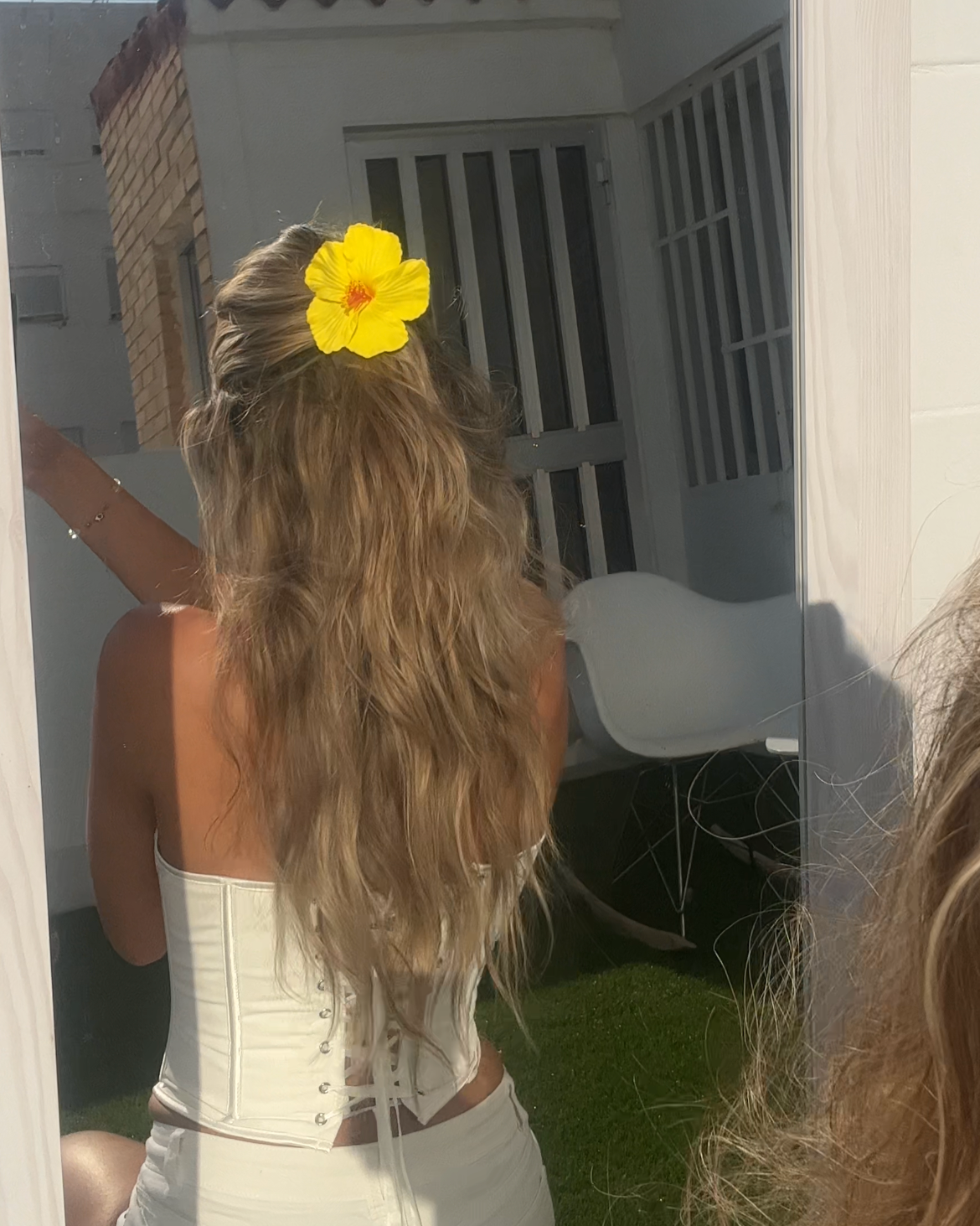 Hair styled with Flor del Sol clip outdoors – Luzé accessory