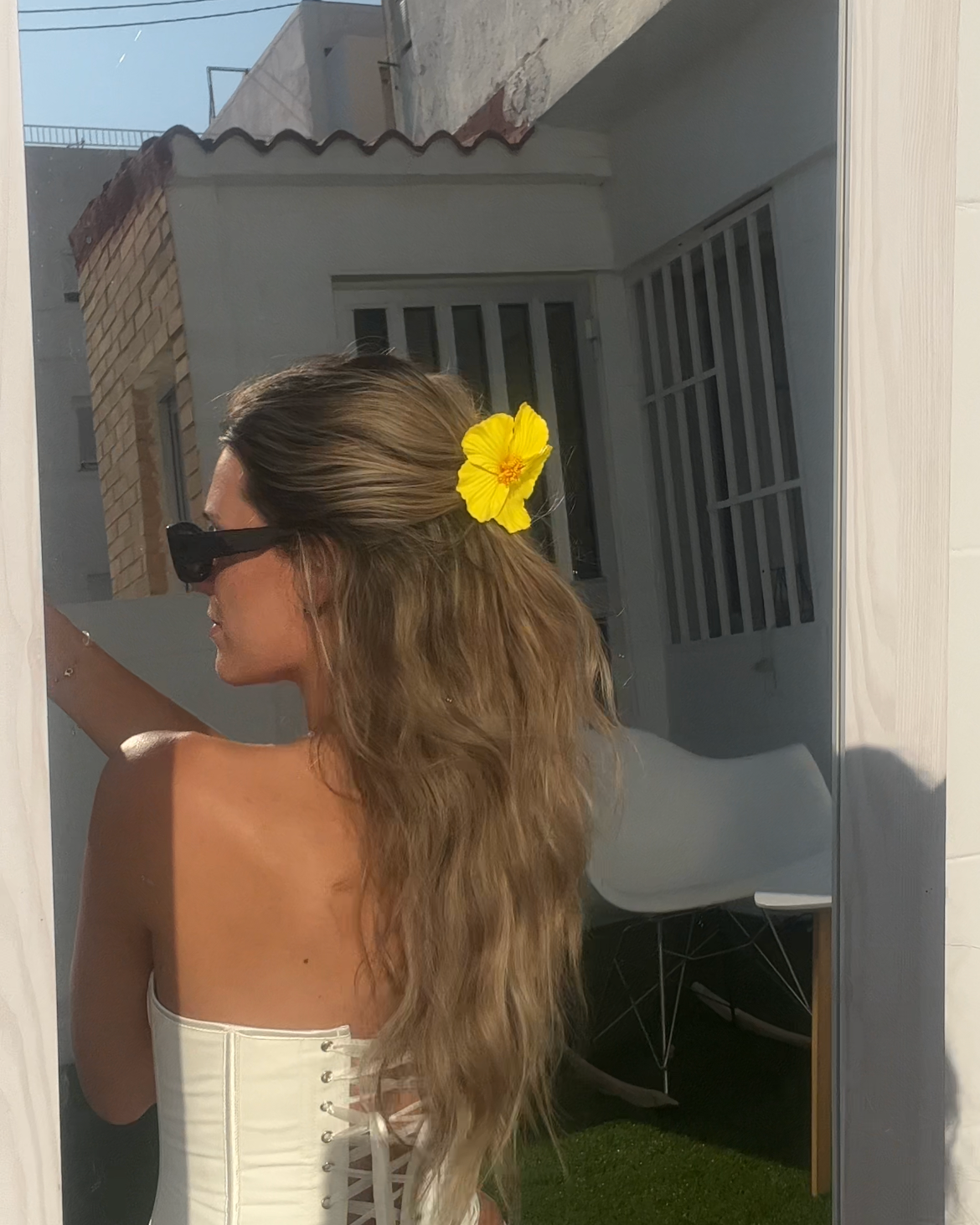 Hair styled with Flor del Sol clip outdoors – Luzé accessory