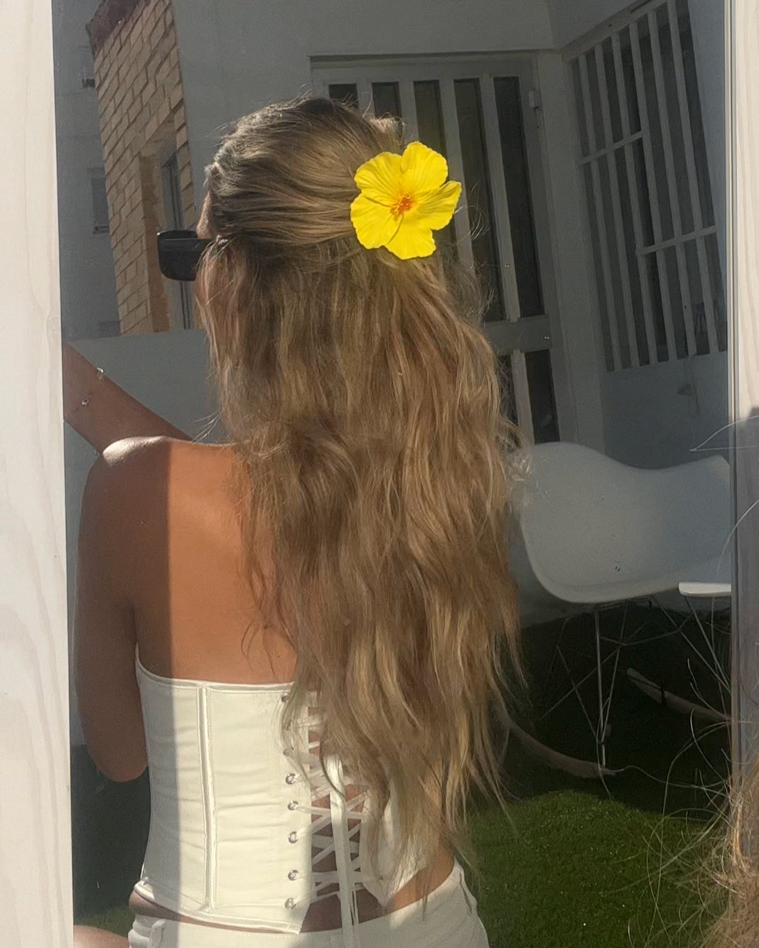 Hair styled with Flor del Sol clip outdoors – Luzé accessory