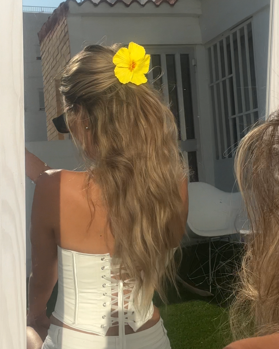 Hair styled with Flor del Sol clip outdoors – Luzé accessory