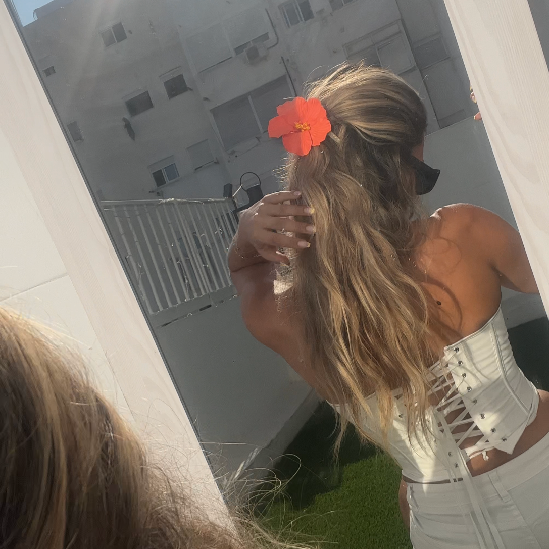Hair styled with citrus clip at sunset – lightweight summer accessory