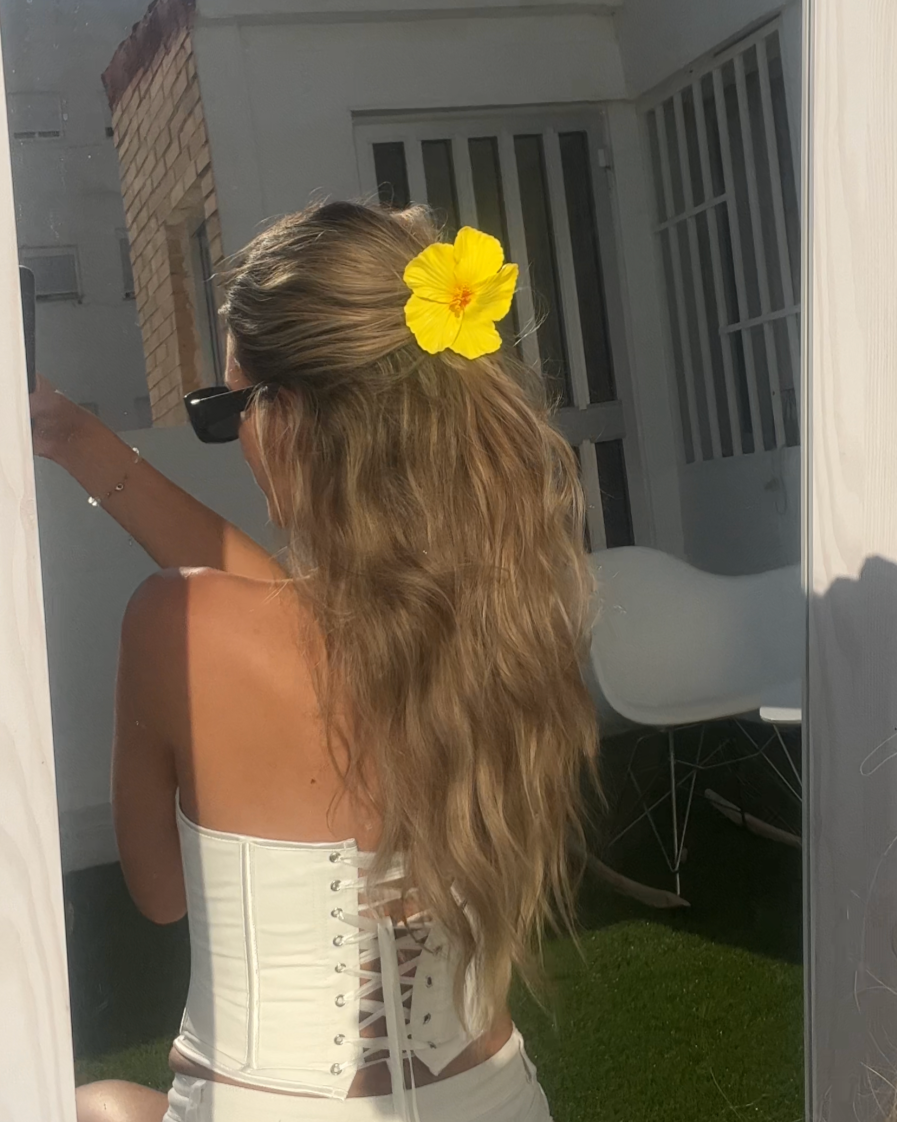 Hair styled with Flor del Sol clip outdoors – Luzé accessory