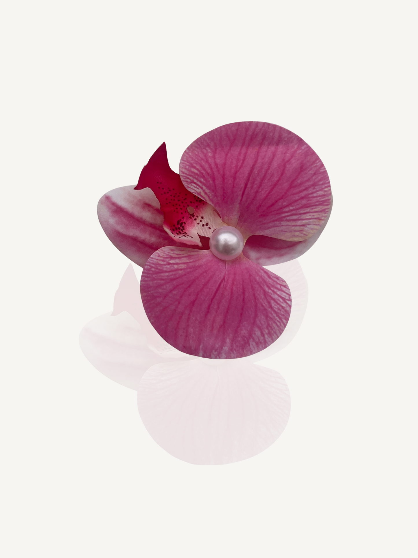 Flatlay of Flor Rosa hair clip on white background – Luzé collection