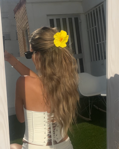 Hair styled with Flor del Sol clip outdoors – Luzé accessory

